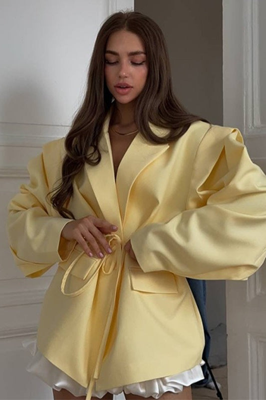 Blazer mit V-Ausschnitt, Gürtel und Schulterpolstern