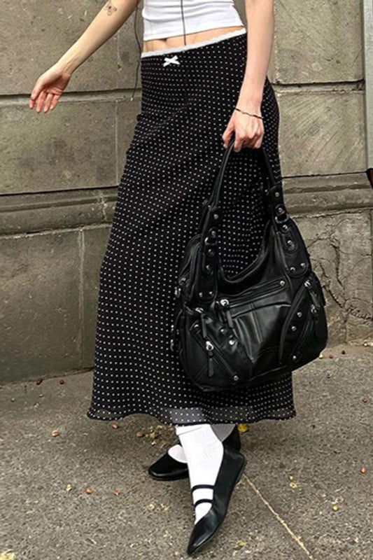 Figurbetonter Rock mit Spitzenbesatz und Punkten