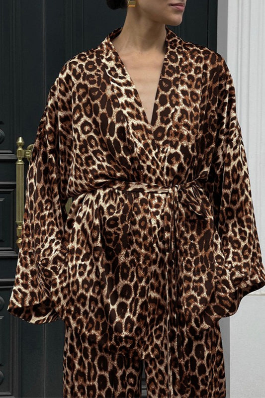 Schickes, bedrucktes Langarmhemd und eine weite Hose – zweiteiliges Set