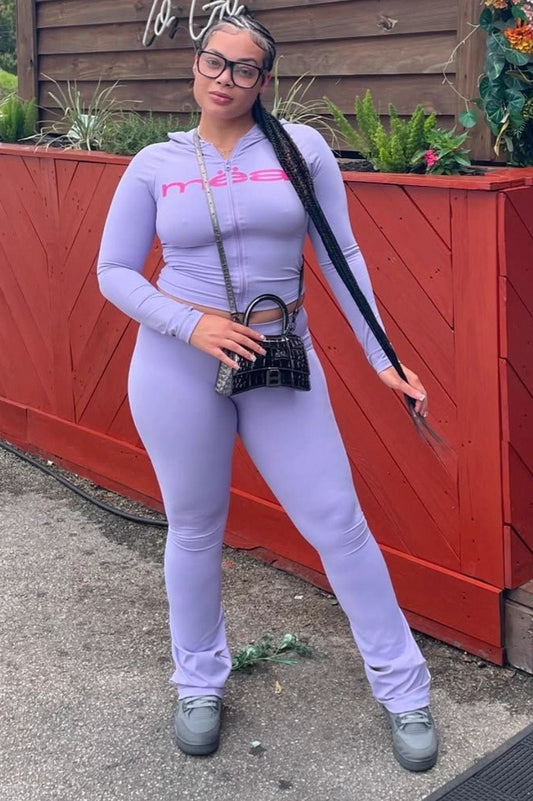 Zweiteiliges Set aus kurzem Hoodie mit Buchstabenprint und schmal geschnittener Hose