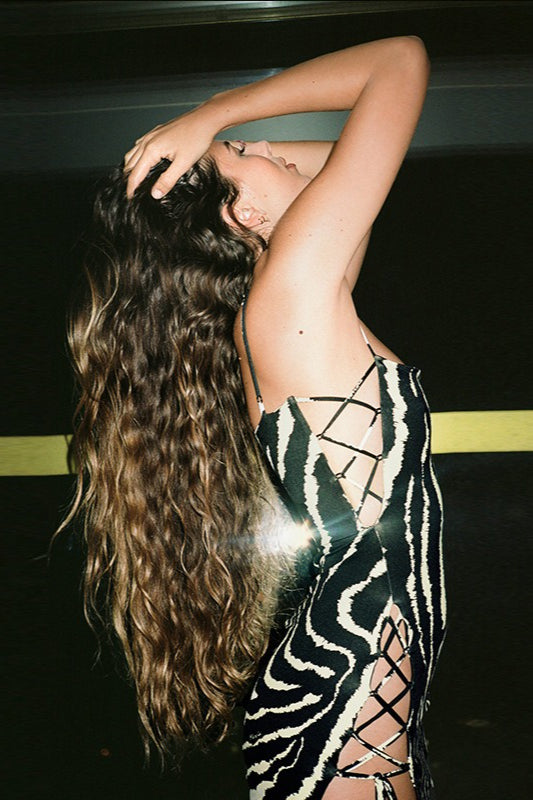 Sexy, figurbetontes Maxikleid mit Streifenmuster, Cut-Outs und Krawatte