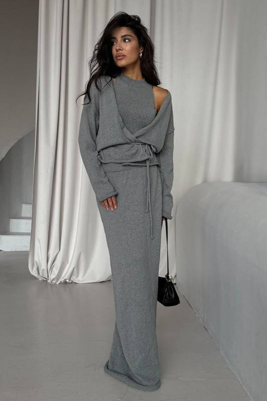 Schickes dreiteiliges Set aus Strickweste und figurbetontem Rock mit Gürtel