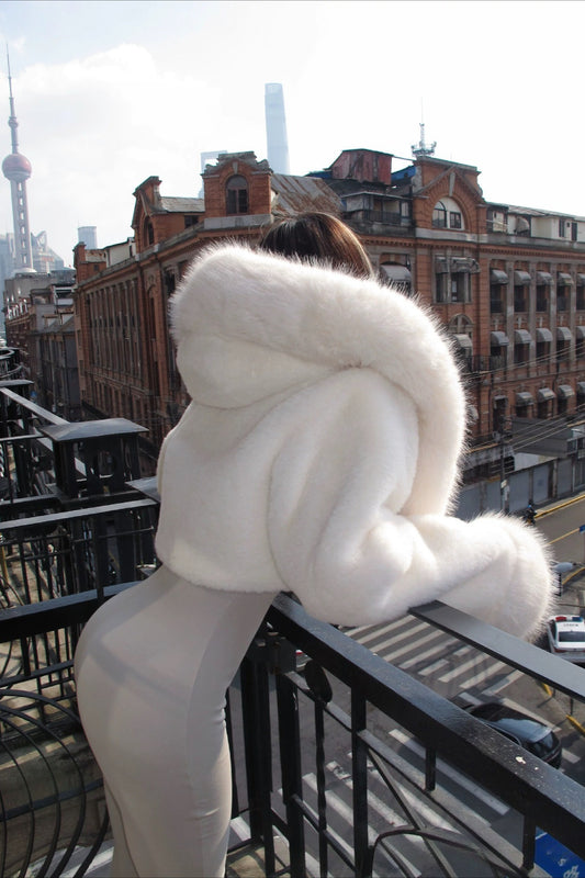 Kurzer, warmer Plüschmantel in Unifarbe mit Kapuze