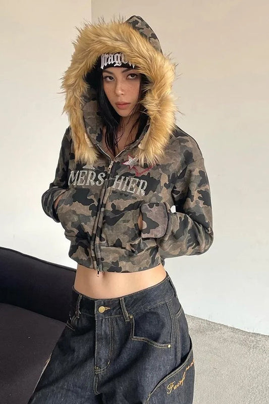 Kapuzenjacke mit Camouflage-Stickerei und Reißverschluss