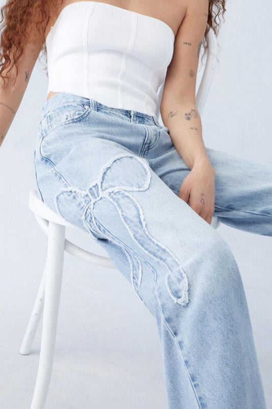 Jeans mit Schmetterlingsstickerei und ungesäumtem Saum