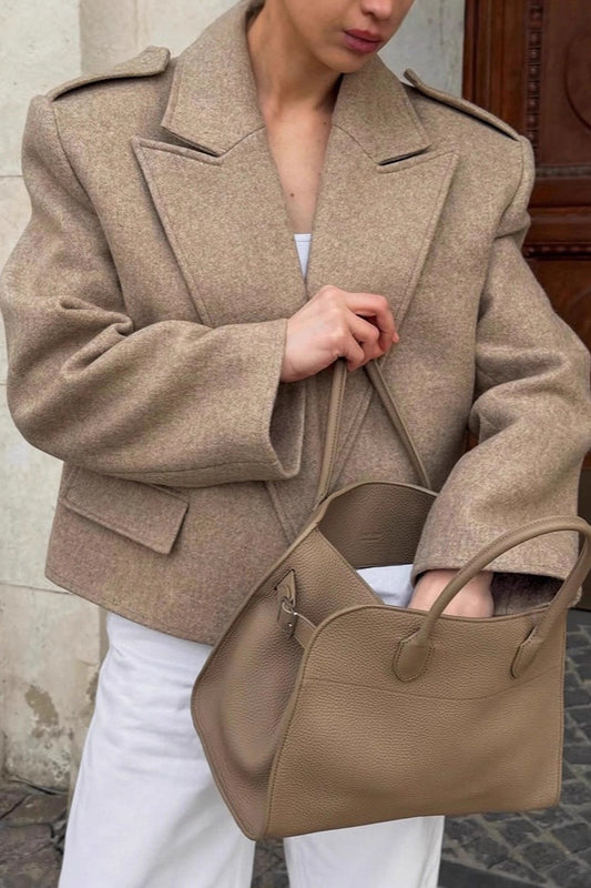 Graue Wolljacke mit Schulterpolstern
