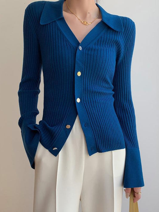 Blaue Strickjacke mit V-Ausschnitt