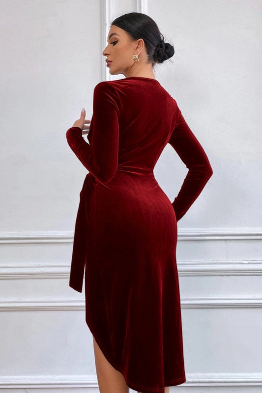 Figurbetontes, sexy asymmetrisches Cocktailkleid aus Samt mit V-Ausschnitt
