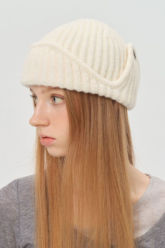 Strickmütze mit unregelmäßigen Knöpfen aus Wollmischgewebe