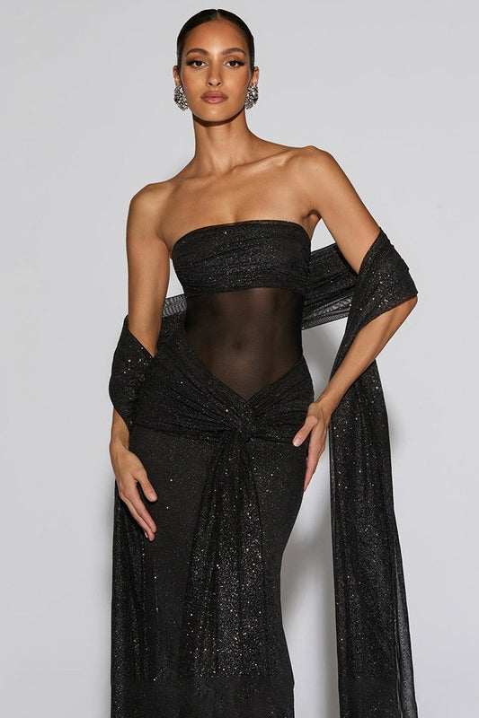 Sexy, elegantes, schulterfreies, silbernes Etuikleid für den Abschlussball