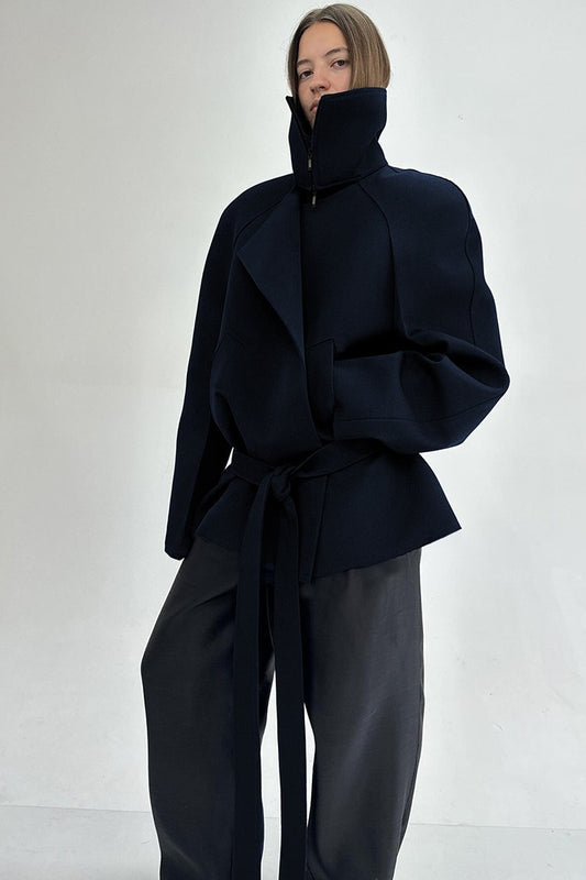 Unifarbener, asymmetrischer Mantel mit Stehkragen und lockerer Taillenbindung