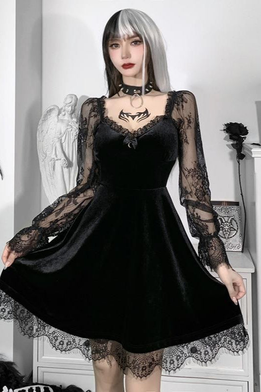 Gothic-Kleid mit geschwungener Brustpartie