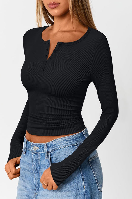 Figurbetontes Stricktop mit Knopfdetails