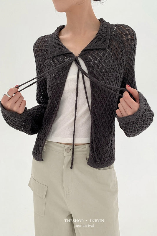 Kurzarm-Strickjacke mit Lochmuster, Kragen und Bindegürtel in der Taille