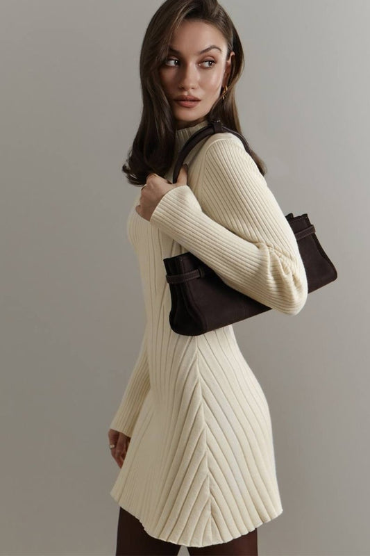 Elegantes, verspieltes Strickkleid mit Stehkragen, langen Ärmeln und A-Linien-Minikleid