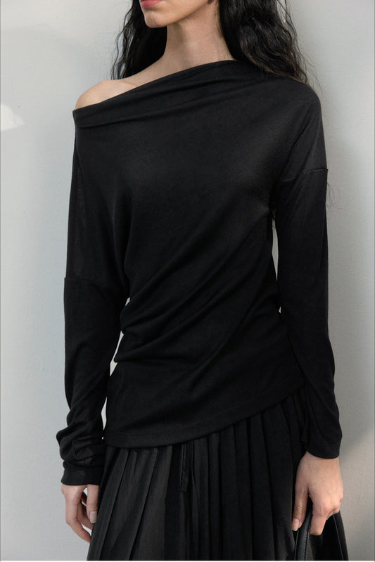 Asymmetrischer, taillierter Strickpullover mit One-Shoulder-Ausschnitt
