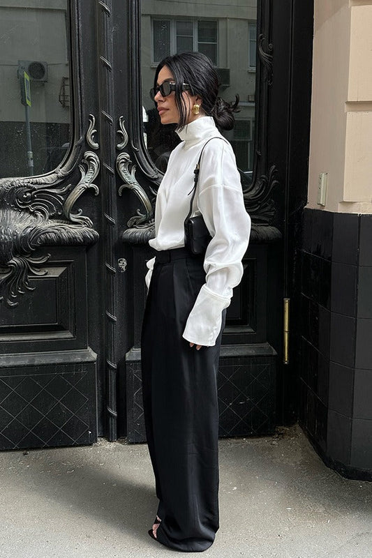 Minimalistische Rollkragenbluse aus Satin