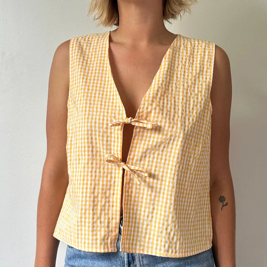 Crop Top mit Spitzen-Camisole und Bindedetail vorne