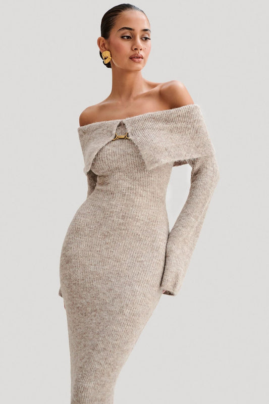 Figurbetontes, schulterfreies Langarm-Strickkleid