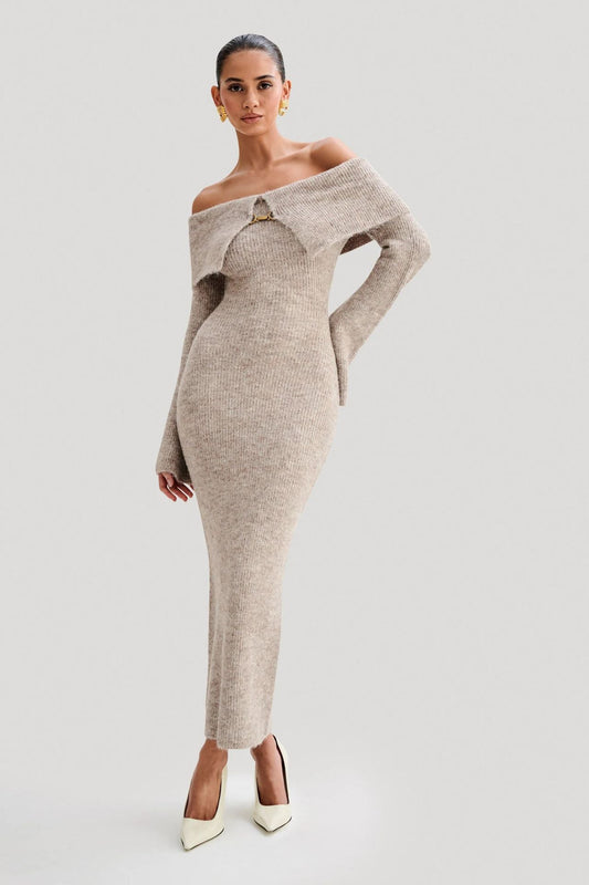 Figurbetontes, schulterfreies Langarm-Strickkleid