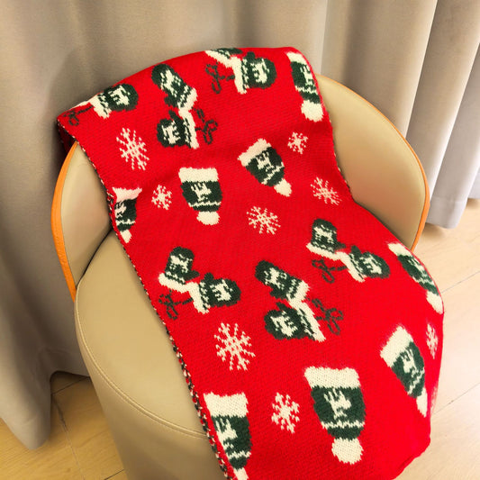 Flauschige Weihnachtsmannmütze, roter Schal