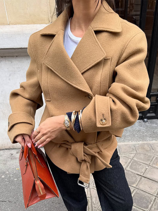 Schlichter, minimalistischer, dicker Mantel mit Bindegürtel