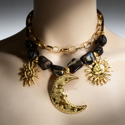 Halskette aus Edelstahl mit Perlenbesatz, verziert mit Sonne und Mond