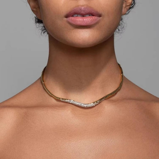 Minimalistische Halskette aus Metall mit unregelmäßigen Lava-Strasssteinen