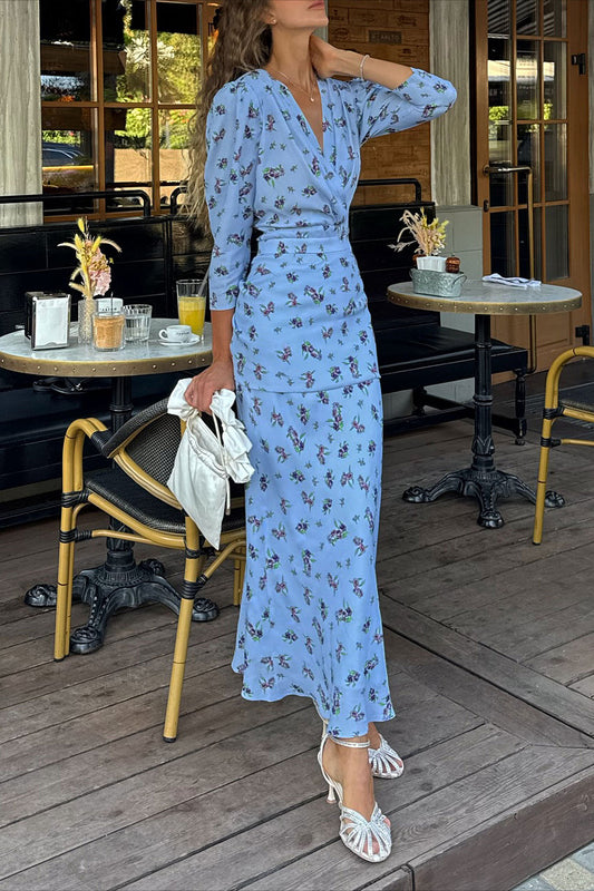 Elegantes, tailliertes Kleid mit V-Ausschnitt und Blumenmuster