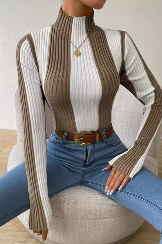 Klassisches Stricktop mit vertikalen Streifen in Schwarz und Weiß