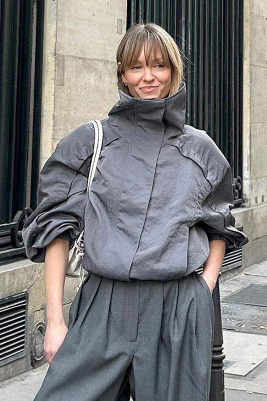 Lässige graue Jacke mit hohem Kragen