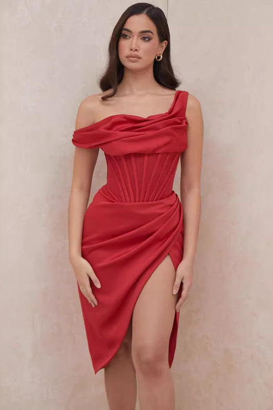 Partykleid mit asymmetrischem Schlitz und einer Schulter