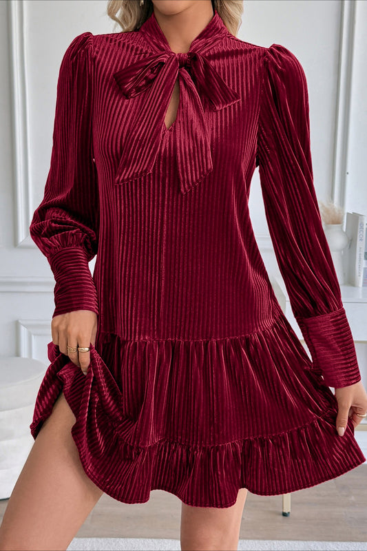 Kurzes, fließendes Minikleid aus Samt im Vintage-Stil mit Schleifenkragen