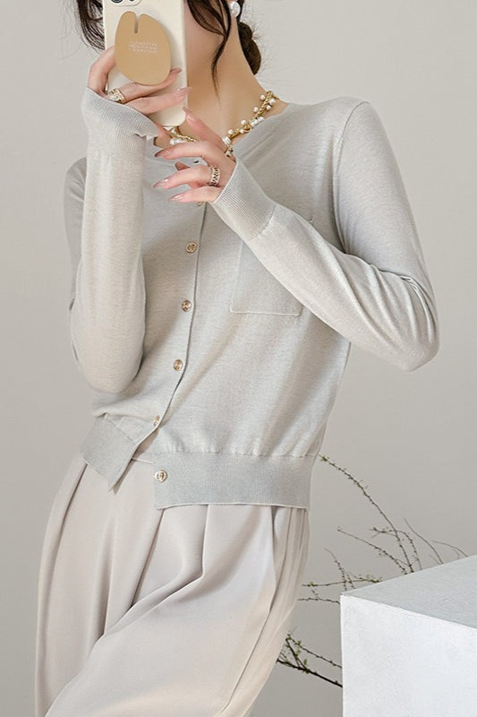 Strickjacke mit Rundhalsausschnitt und einreihiger Tasche