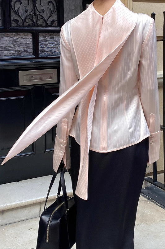 Schmale Bluse mit gestreiftem Satin-Rollkragen und Bindegürtel