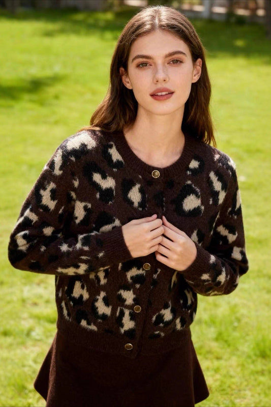 Stricktop mit Rundhalsausschnitt und Knopfdetails