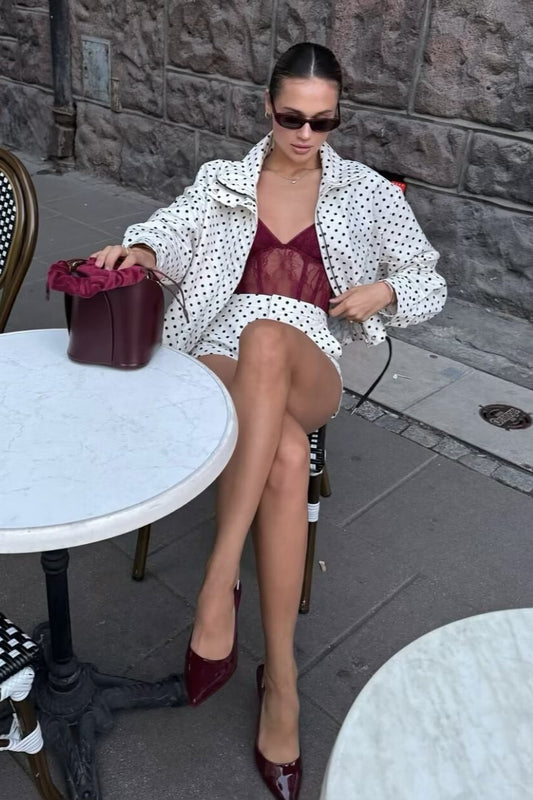 Zweiteiliges Set mit gepunktetem Oberteil und Kordelzug