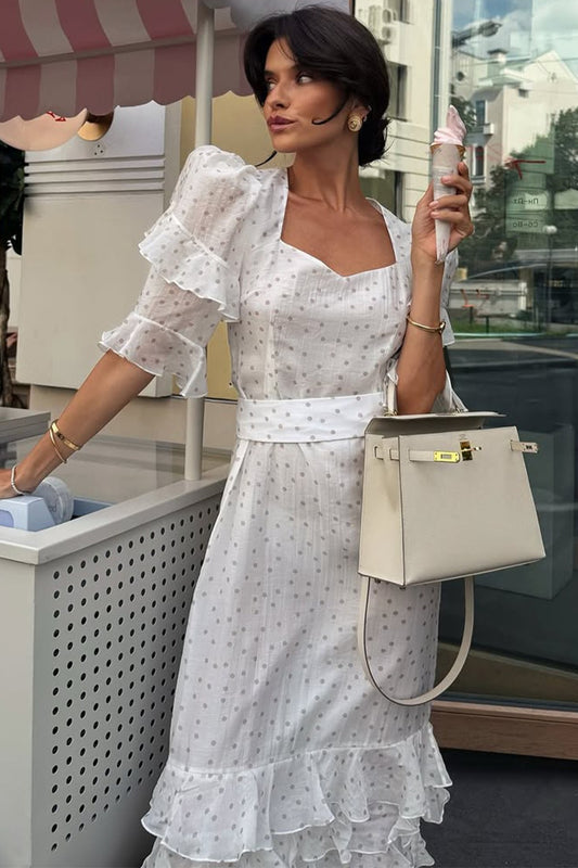 Weißes, figurbetontes Maxikleid mit Puffärmeln und Rüschen