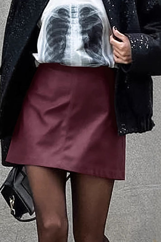 Roter Rock aus mattem Leder