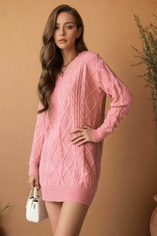 Minikleid aus einfarbigem Zopfstrick mit V-Ausschnitt