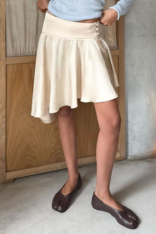 Asymmetrischer Satinrock mit Seitenschlitz