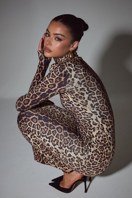 Elegantes, figurbetontes Maxikleid mit Stehkragen und Leopardenmuster