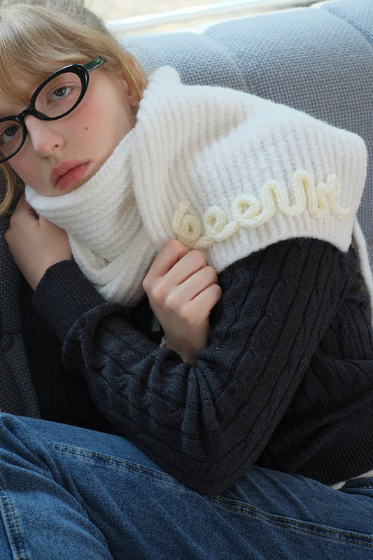 Wollmischgewebe, 3D-handgehäkelter Schal mit Buchstabenmuster