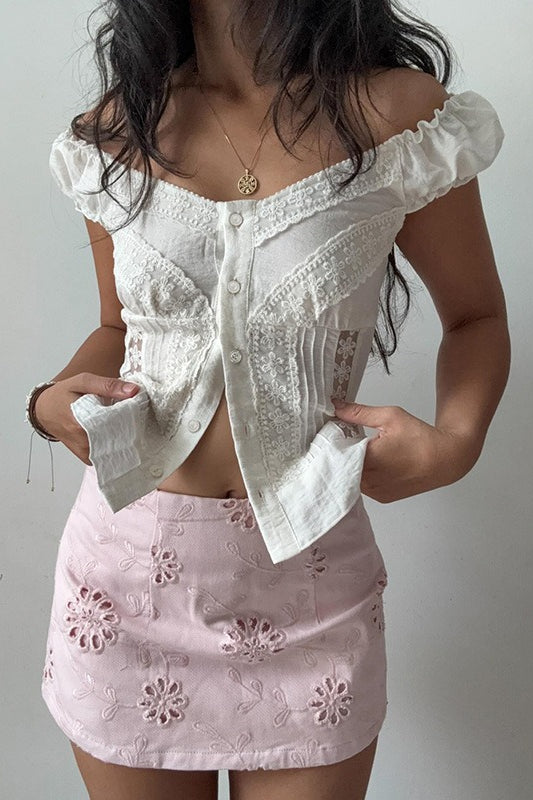 Vintage-Spitzentop mit V-Ausschnitt, Knopfleiste und Puffärmeln