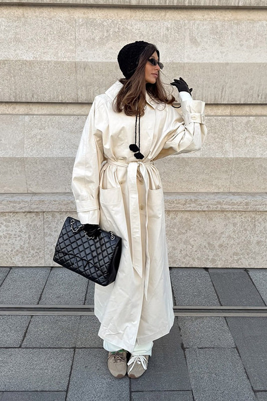 Eleganter, einfarbiger Wollmischmantel in schmaler Passform mit Gürtel