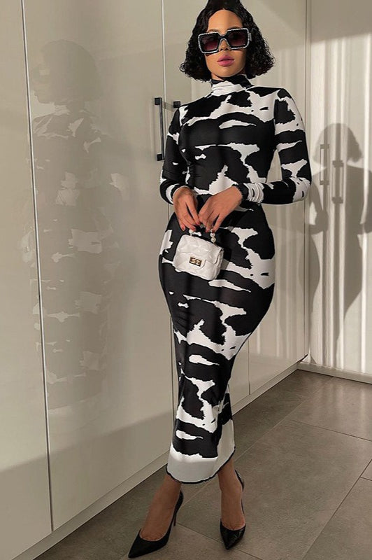 Figurbetontes Maxikleid mit Blumenmuster, hohem Halsausschnitt und langen Ärmeln