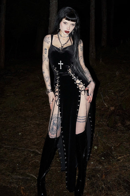 Figurbetontes Gothic-Kleid mit Schlitz