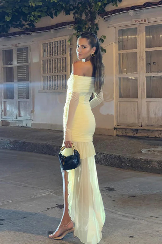 Herbstliches, schmal geschnittenes, plissiertes, schulterfreies Partykleid