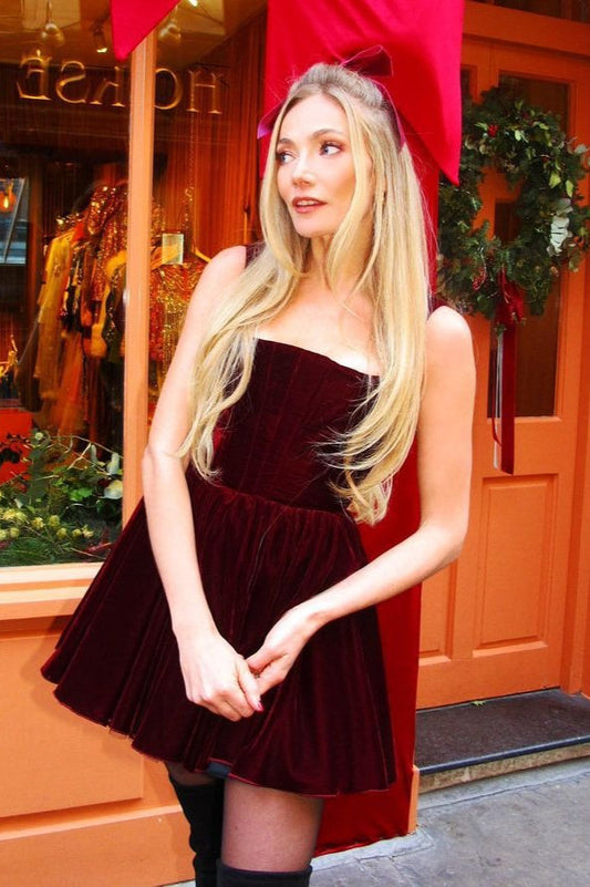 Ein-Schulter-Partykleid aus Samt mit Taillengürtel