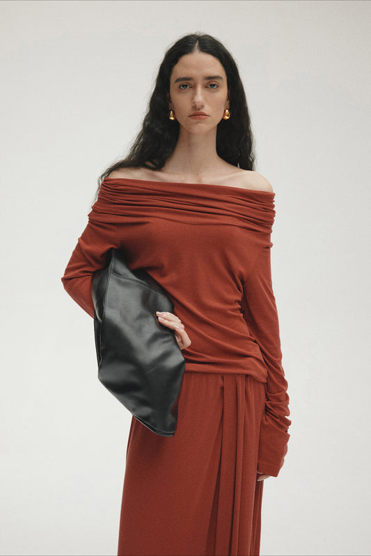 Schulterfreier, taillierter Strickpullover aus Tencel